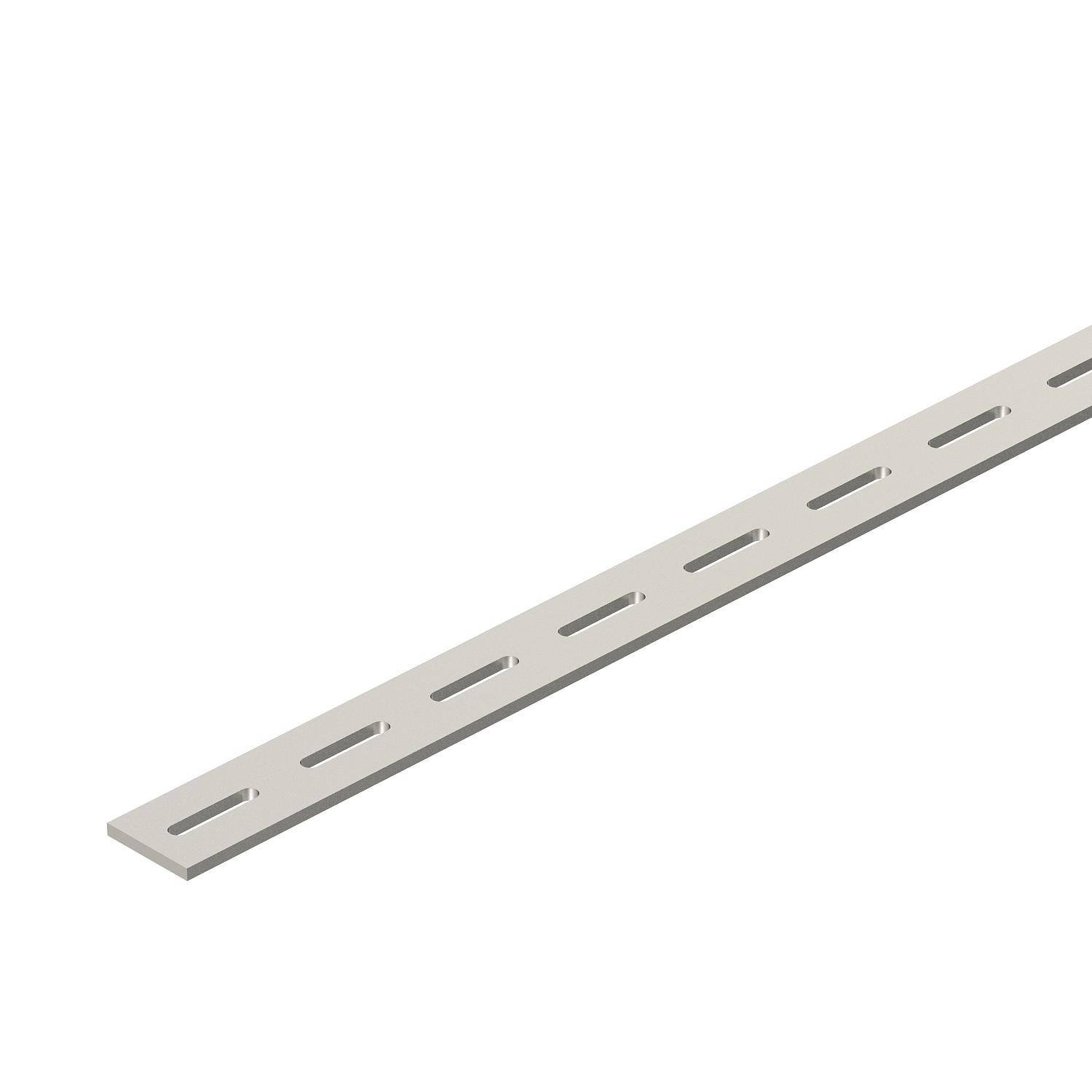 Un profilo metallico lungo e grigio con fori rettangolari distribuiti uniformemente.