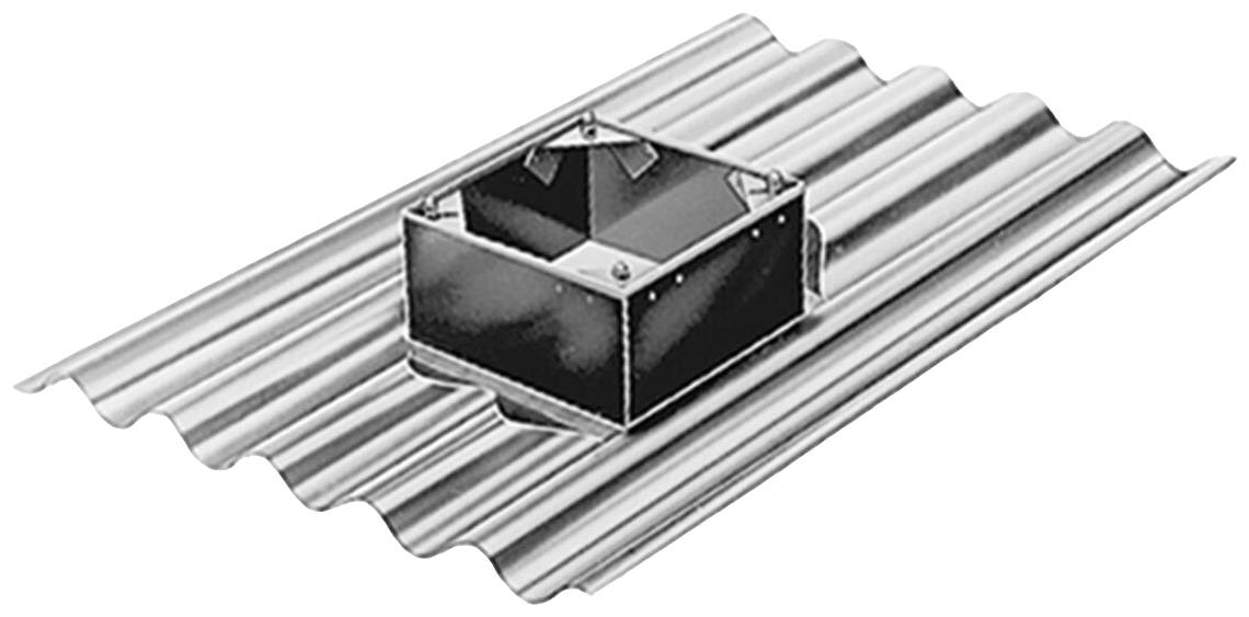 Elemento di giunzione metallico su lamiera ondulata, probabilmente per edilizia o montaggio di coperture. Il pezzo ha una forma rettangolare.