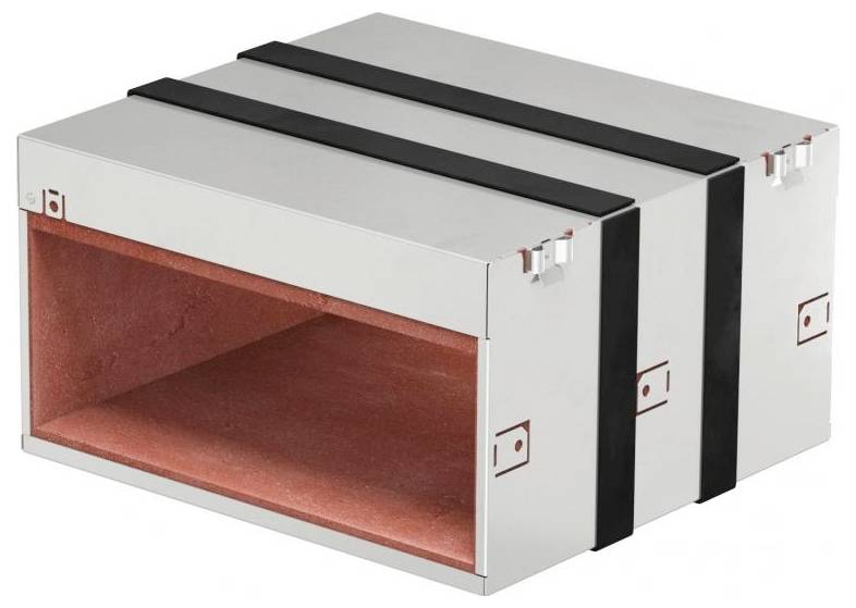 Un tratto di condotto metallico rettangolare con l'interno rosso e fasce nere.