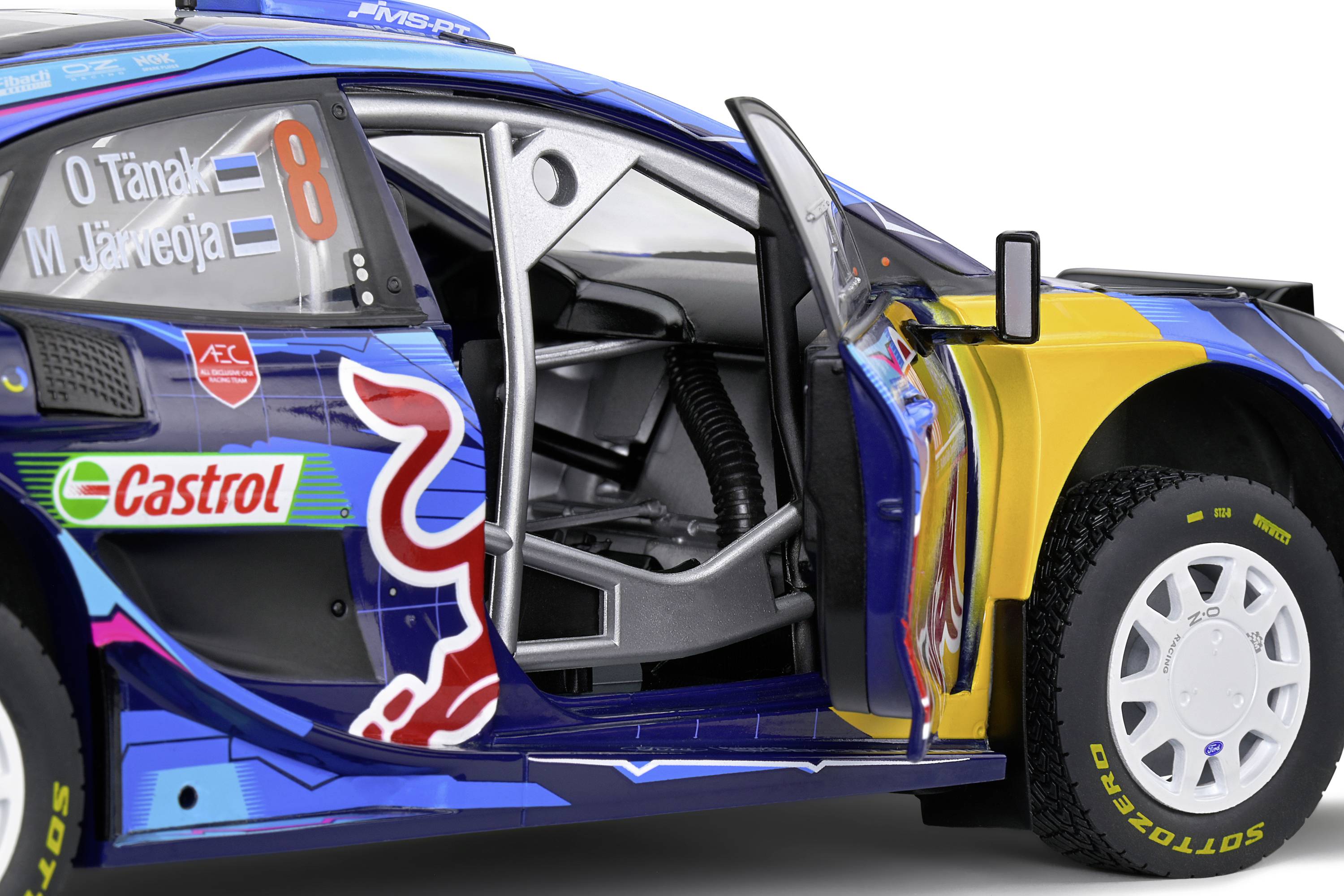 Un'auto da rally con verniciatura blu e gialla. Sulla portiera è scritto 'O Tänak' e 'M Järveoja'. Logo Castrol sul lato.