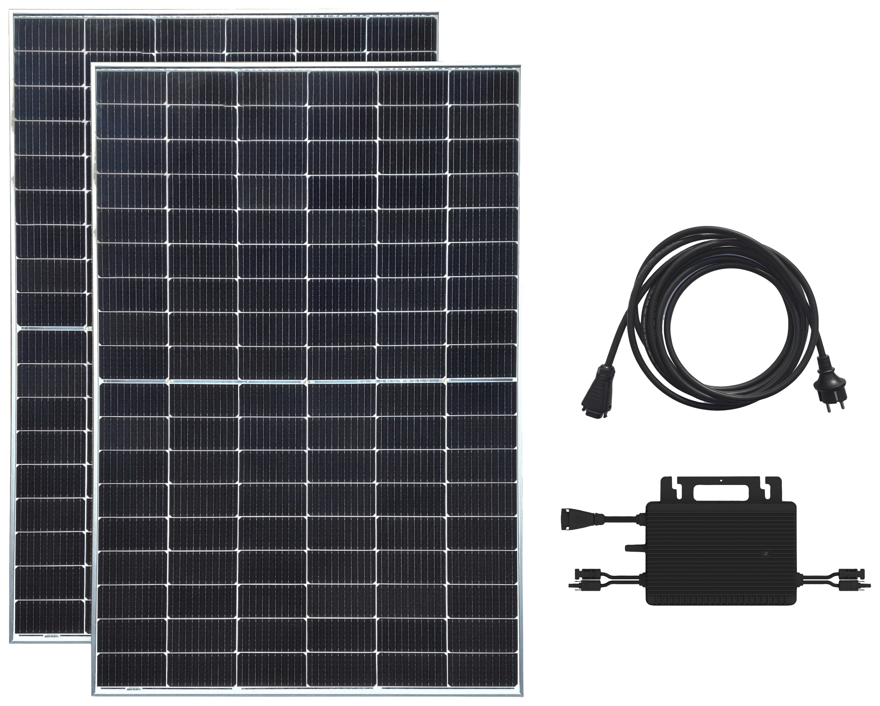 Due moduli solari neri, un cavo nero con spina e un inverter. Idoneo per la produzione di energia elettrica dalla luce solare.