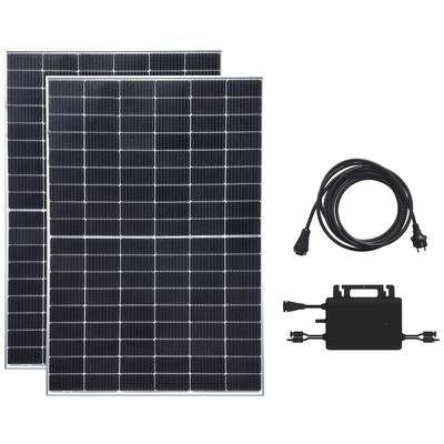 Due moduli solari neri, un cavo nero con spina e un inverter. Idoneo per la produzione di energia elettrica dalla luce solare.