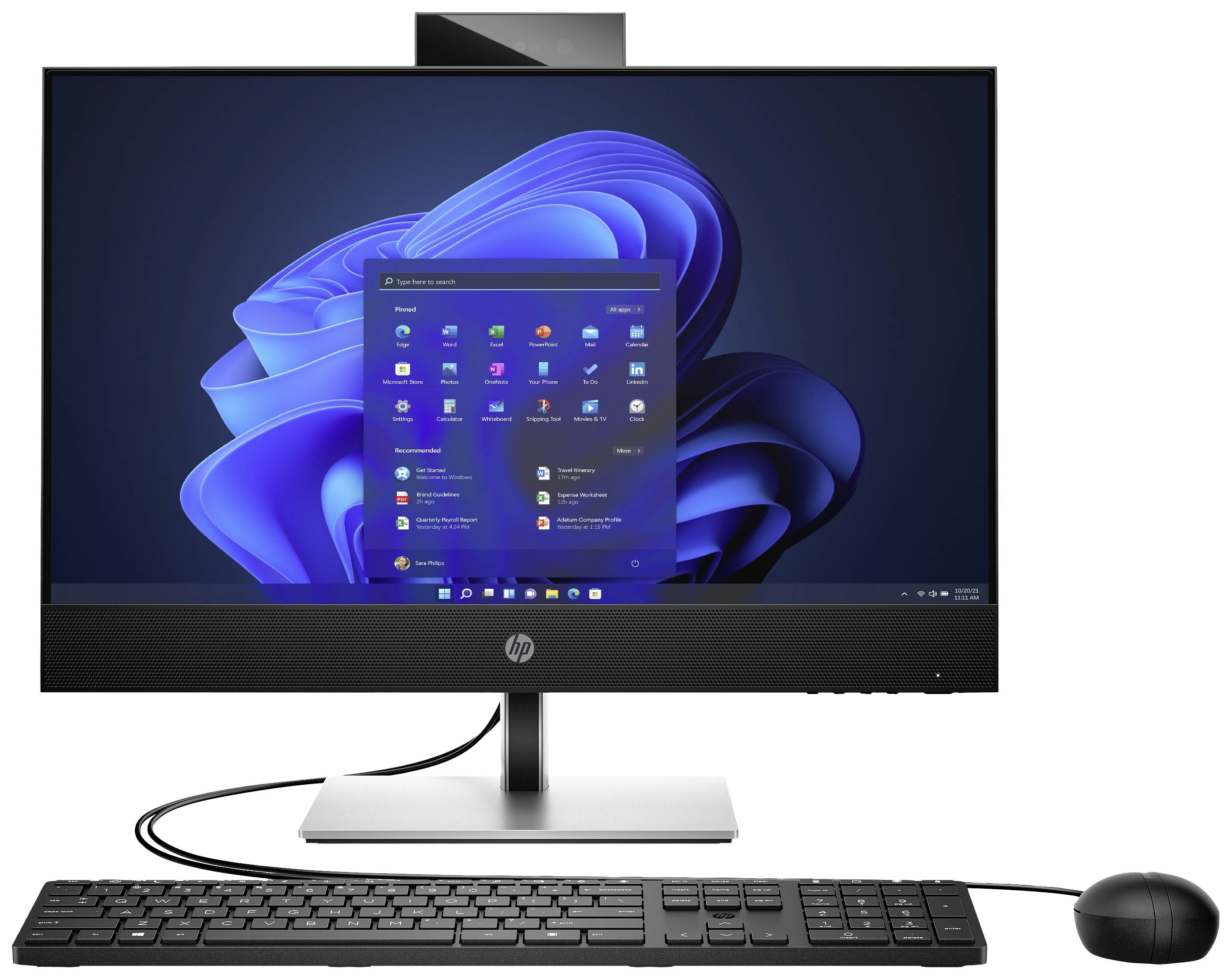 Un computer desktop all-in-one con un grande schermo che mostra il menu di avvio di un sistema operativo, con accanto tastiera e mouse.