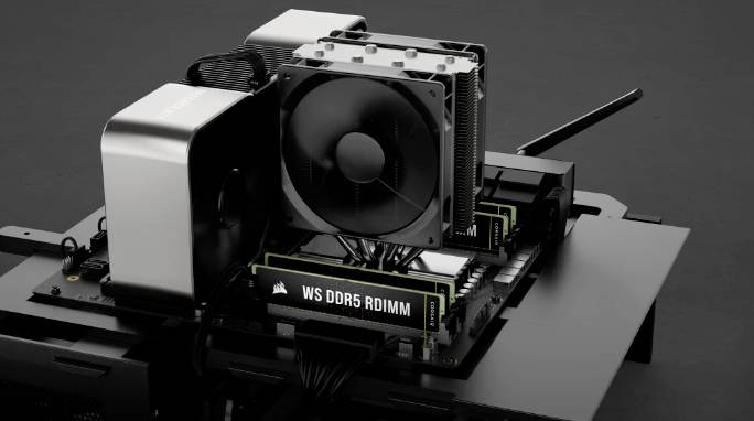 Scheda madre per computer con due moduli di memoria WS DDR5 RDIMM e un grande ventilatore in un telaio aperto su sfondo nero.