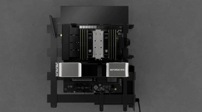 Scheda madre del computer con scheda grafica 'GeForce RTX' installata e componenti di raffreddamento, vista dall'alto.