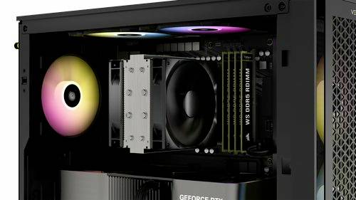 Un computer aperto mostra ventole illuminate e componenti interne come RAM e scheda grafica con uno schema di colori RGB.