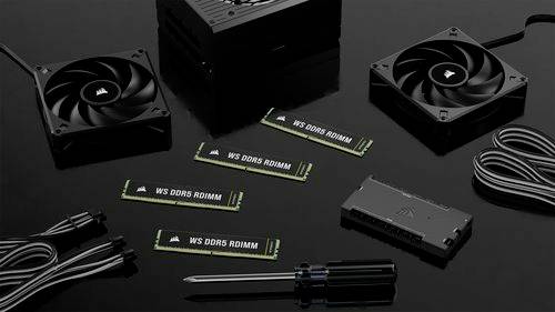 Set di componenti hardware per computer composto da due ventole, quattro moduli RAM DDR5, un cacciavite e cavi su sfondo nero.