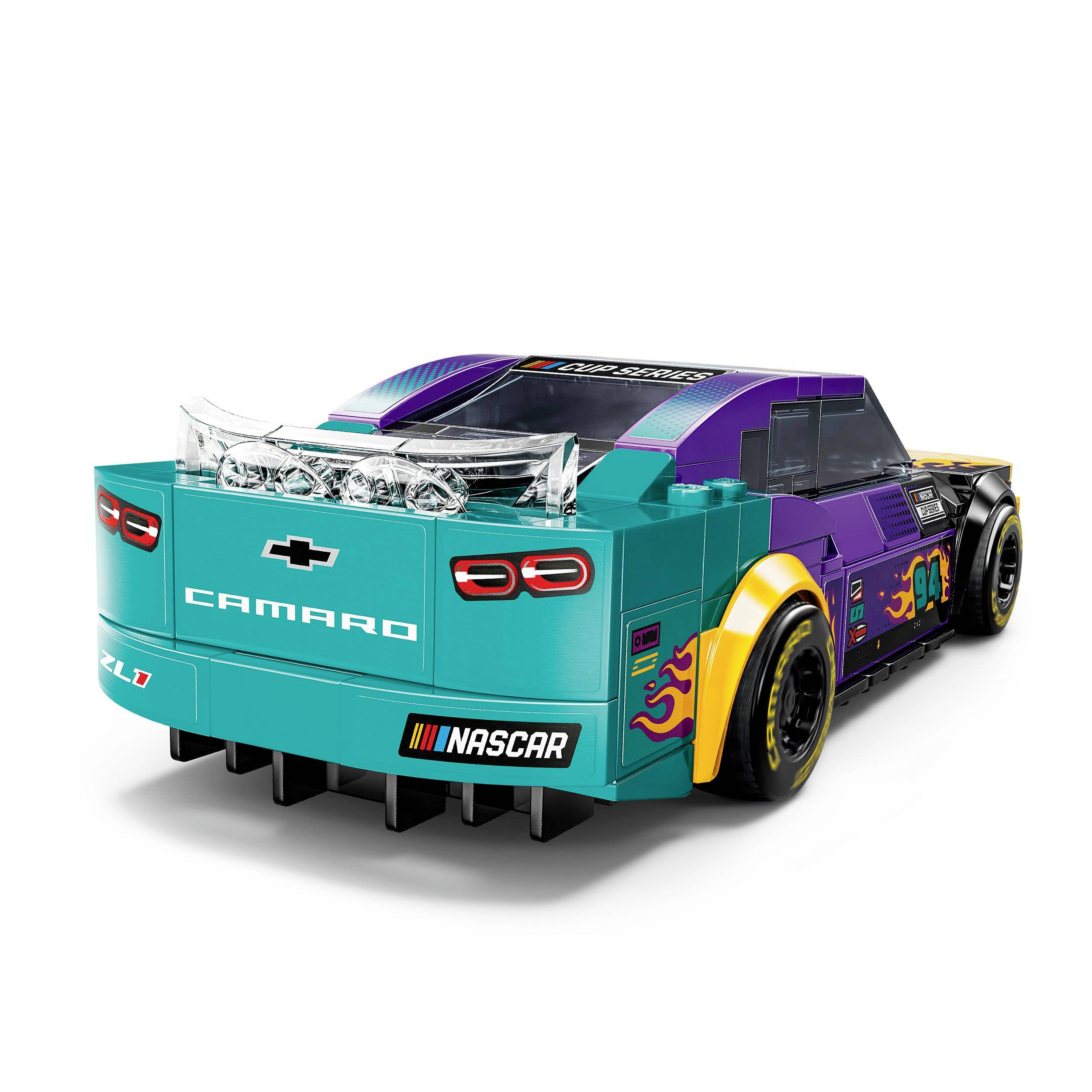 Macchina giocattolo in stile NASCAR realizzata con LEGO, colorata con accenti viola, turchese e gialli. Marcature e loghi degli sponsor ben visibili.