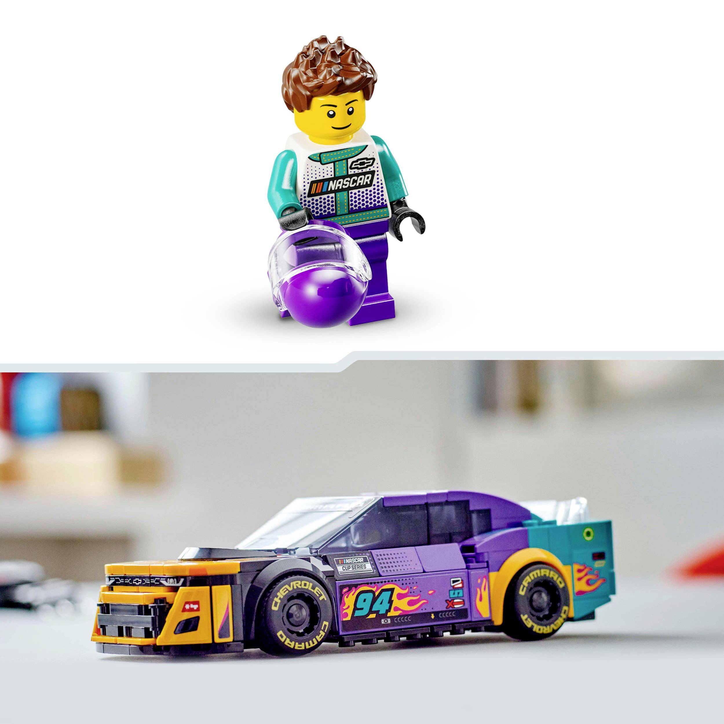Minifigura Lego in tenuta NASCAR che tiene un casco. Sotto, un'auto da corsa Lego colorata con il numero 94.