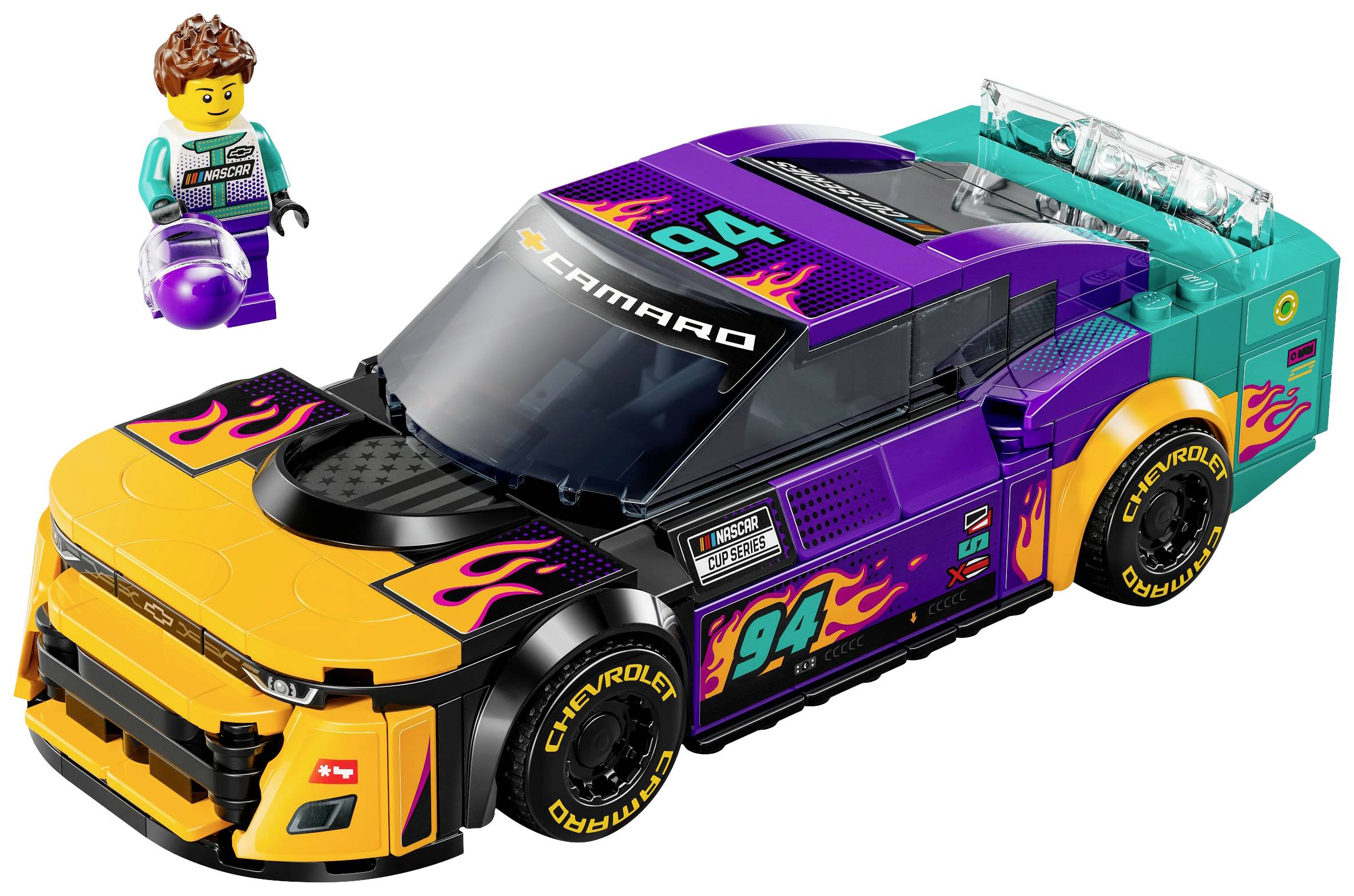Macchina da corsa LEGO colorata con numero '94' e motivi a fiamma, accompagnata da una figura con tuta da gara.