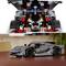 Modello Lego di una vettura sportiva grigia con vista dettagliata del motore e profilo laterale parcheggiato, che mostra la struttura e la varietà dei componenti.