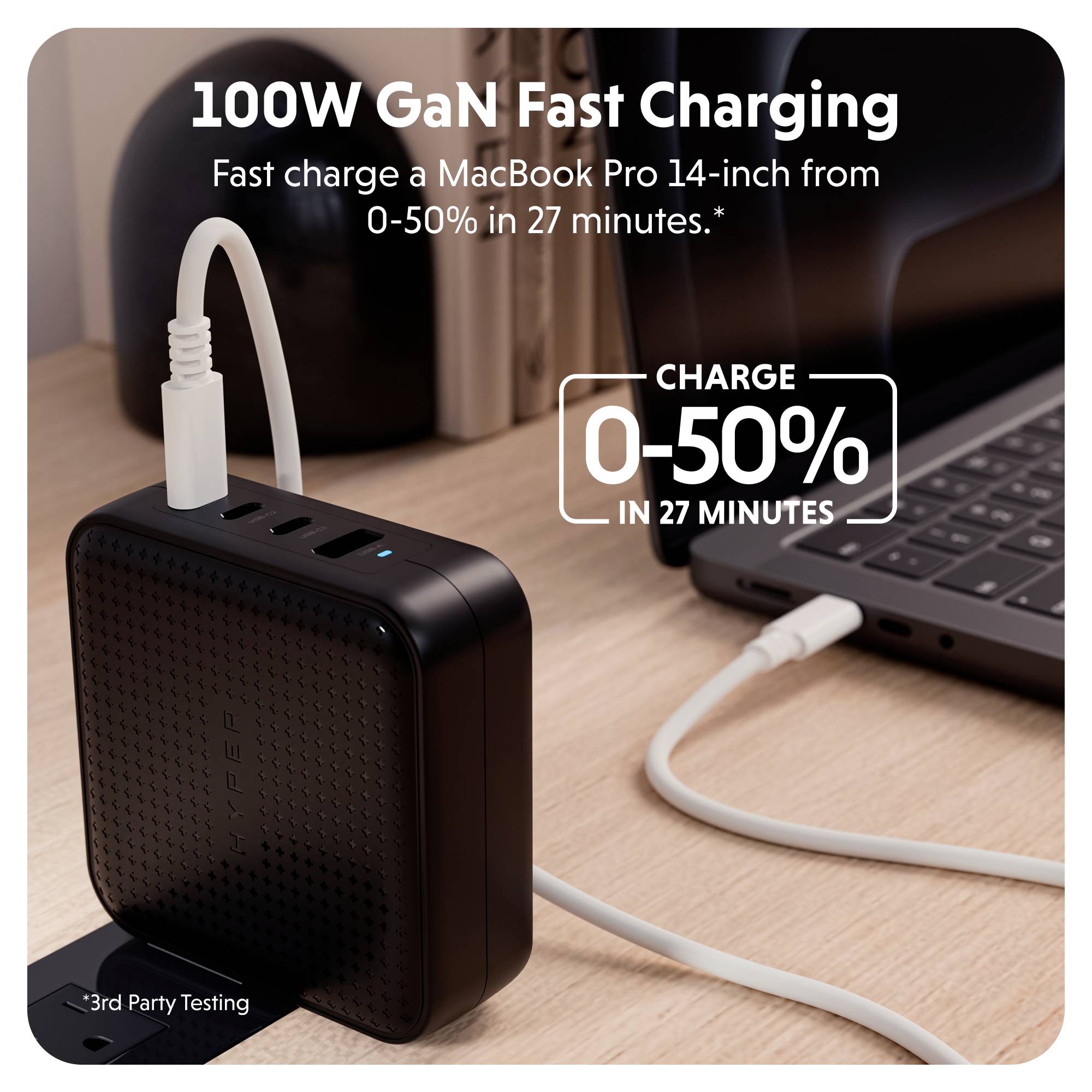 Immagine di un caricabatterie rapido GaN da 100W che ricarica un MacBook Pro dal 0 al 50% in 27 minuti. Sono visibili due porte USB.