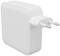 Un alimentatore bianco, quadrato, con spina europea. Ha una superficie strutturata ed è progettato in modo compatto.