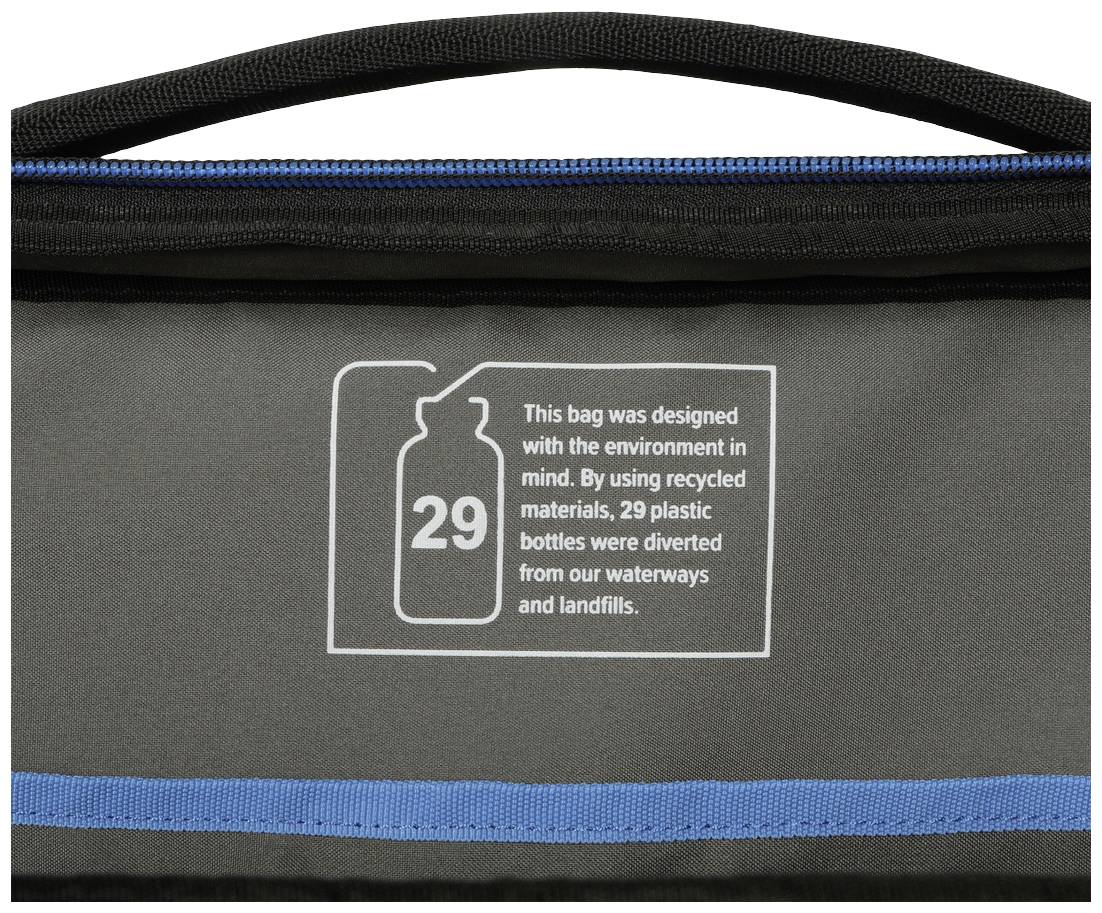 Borsa grigia con striscia blu. Testo: 'Questa borsa è stata progettata nel rispetto dell'ambiente. 29 bottiglie di plastica sono state riciclate.'