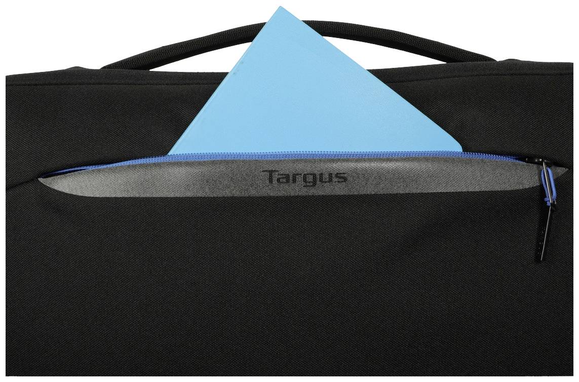 Una borsa per laptop nera con un documento blu nella tasca esterna. La borsa ha una chiusura lampo e il marchio 'Targus' è visibile.