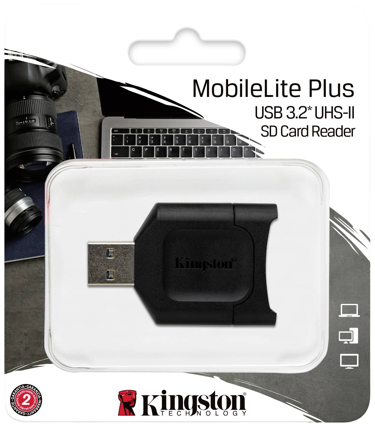 Confezione in plastica di un lettore di schede SD Kingston MobileLite Plus USB 3.2, raffigurato accanto a obiettivi fotografici su sfondo bianco.