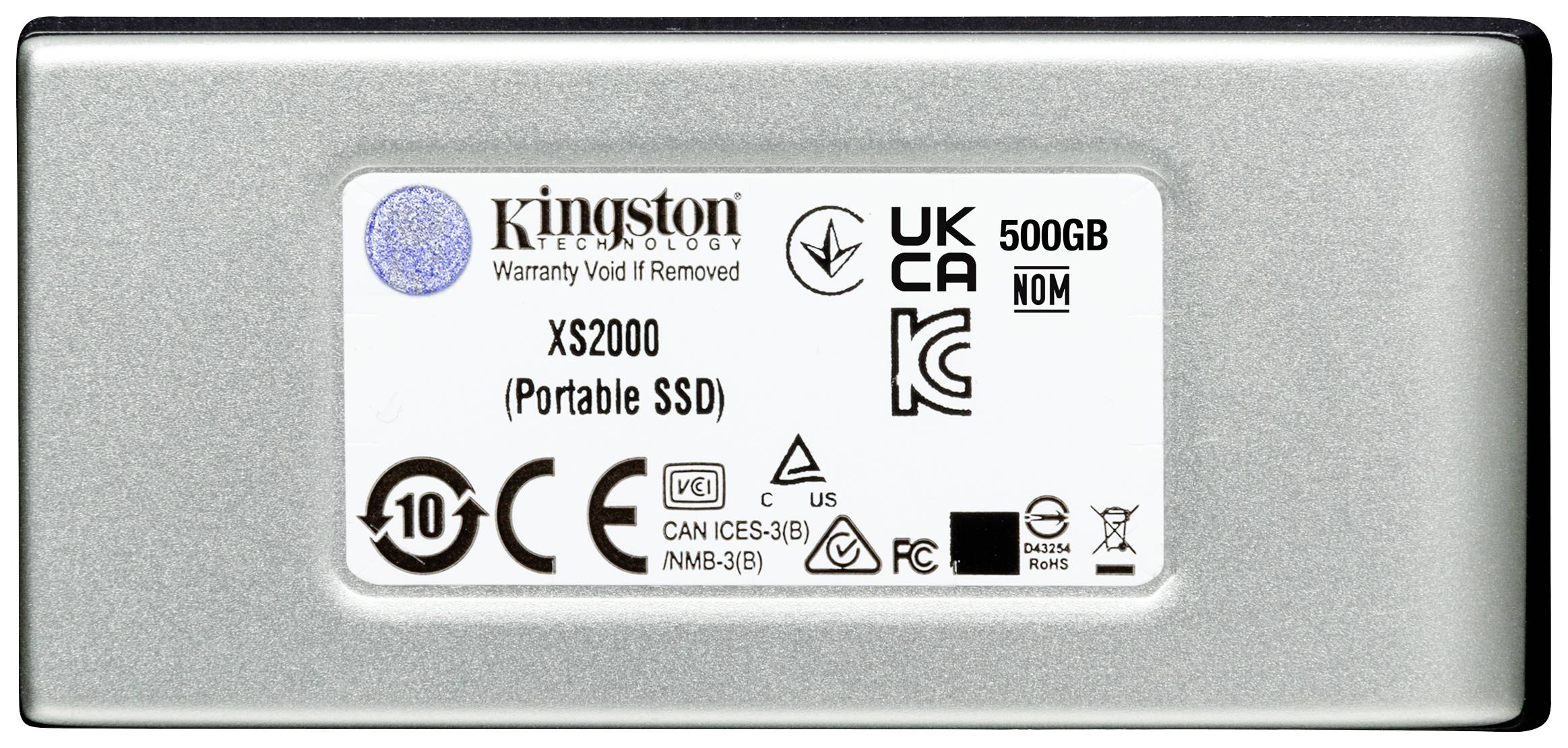Un SSD portatile Kingston XS2000 da 500GB color argento. Il dispositivo presenta diversi loghi di certificazione sull'etichetta.