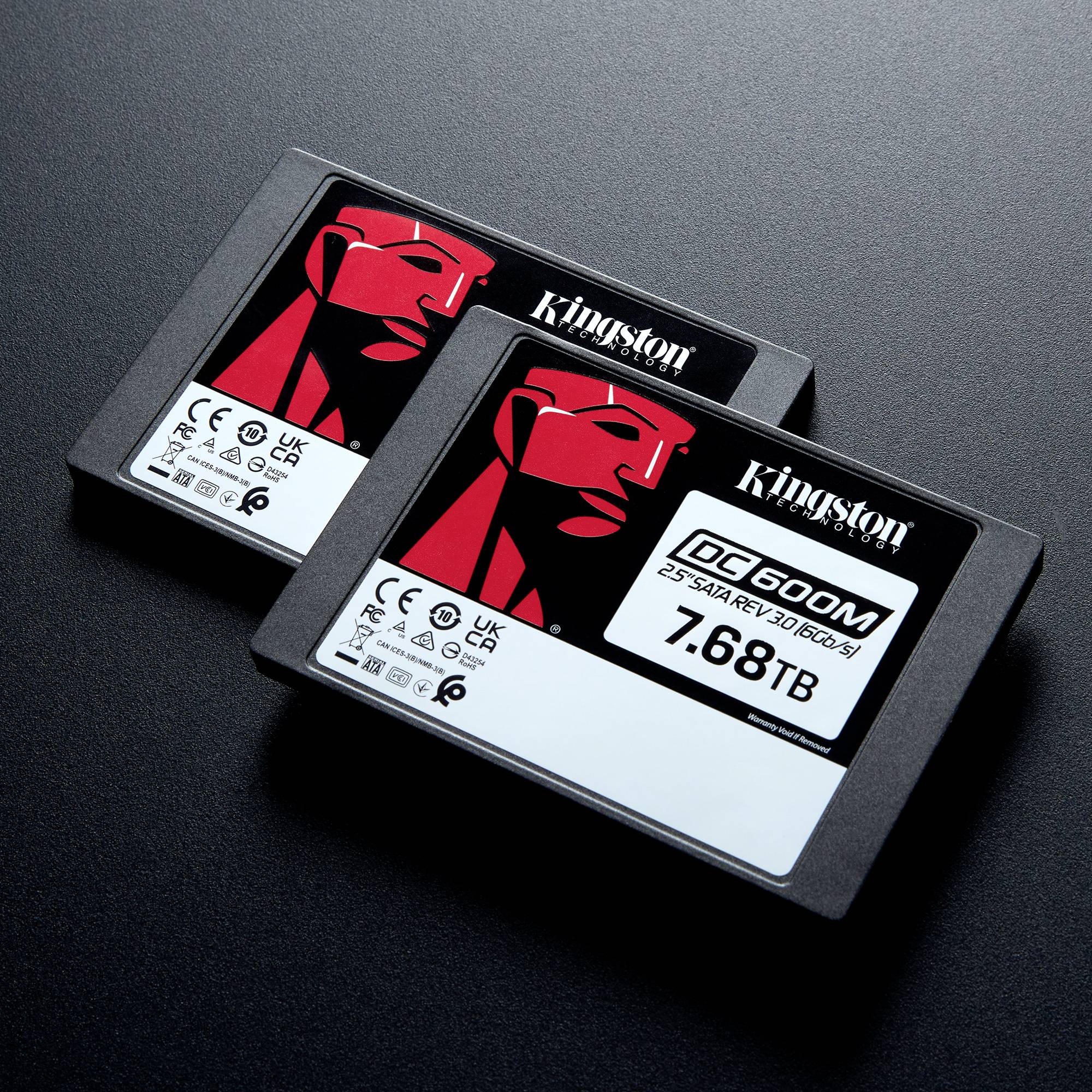 Due unità disco Kingston da 7,68 TB, modello DC600M. Sono posizionate una accanto all'altra su sfondo nero.