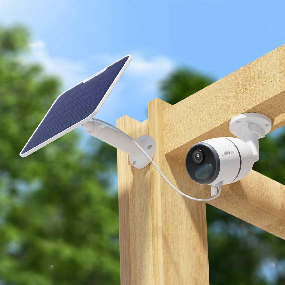 Telecamera di sorveglianza con pannello solare montata su cornice in legno, idonea per l'uso esterno, rileva movimenti e utilizza l'energia solare per l'alimentazione.
