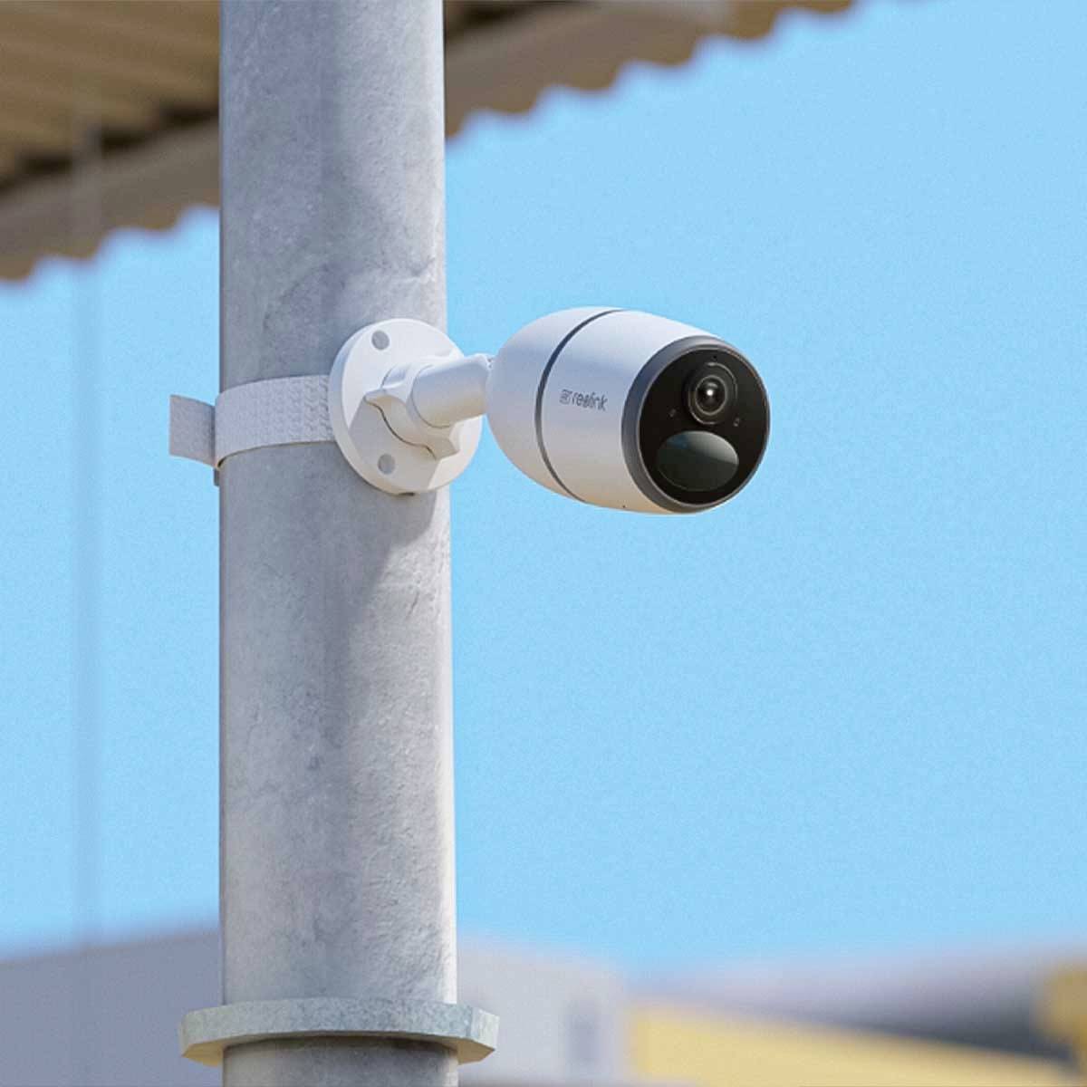 Telecamera di sorveglianza montata su un palo, che punta verso destra. Sullo sfondo un cielo luminoso e limpido.