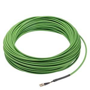 Un rocchetto verde di cavo arrotolato con una spina all'estremità, adatto per connessioni elettriche o dati.