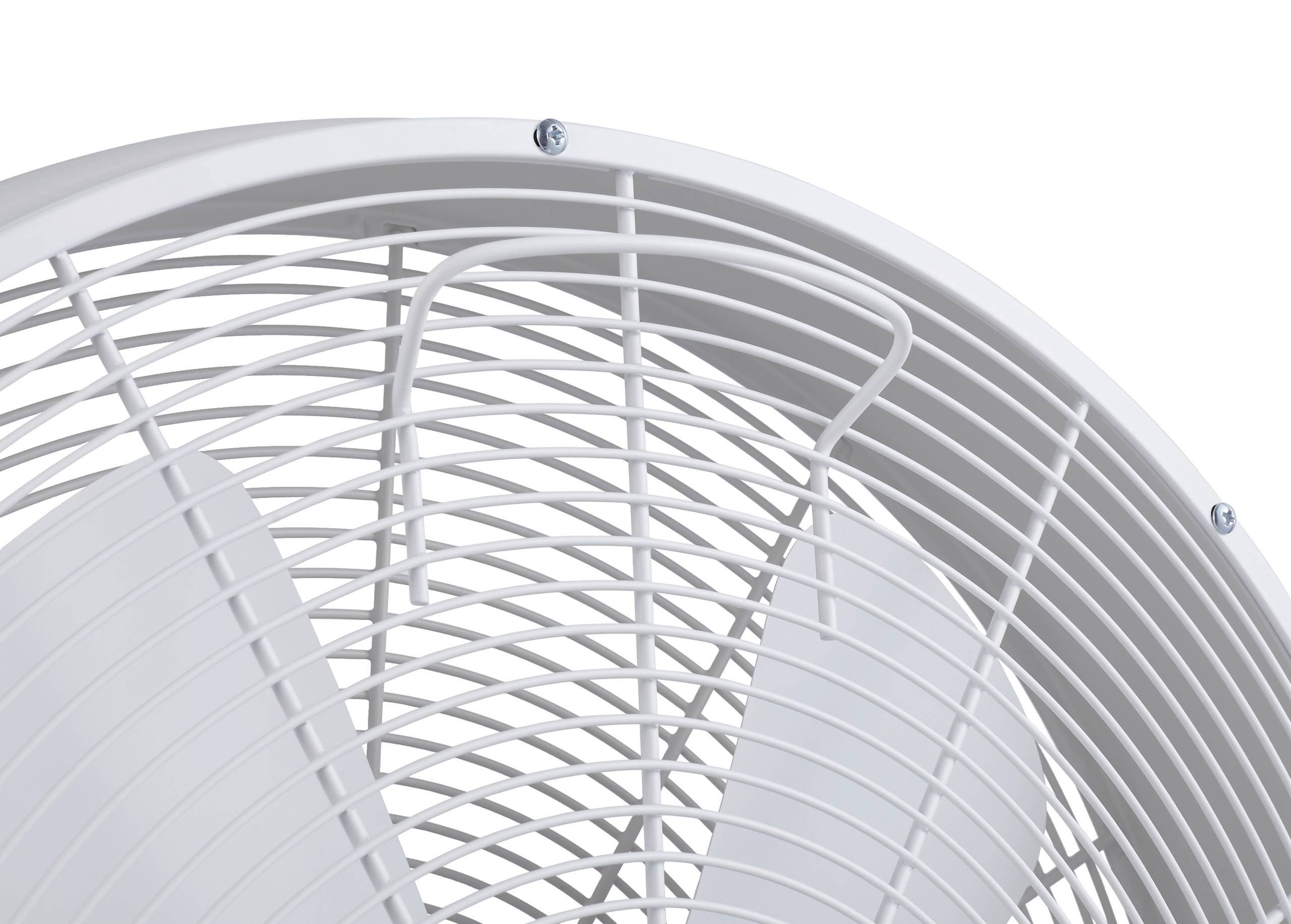 Primo piano di un ventilatore bianco con griglia di protezione e pale in movimento.