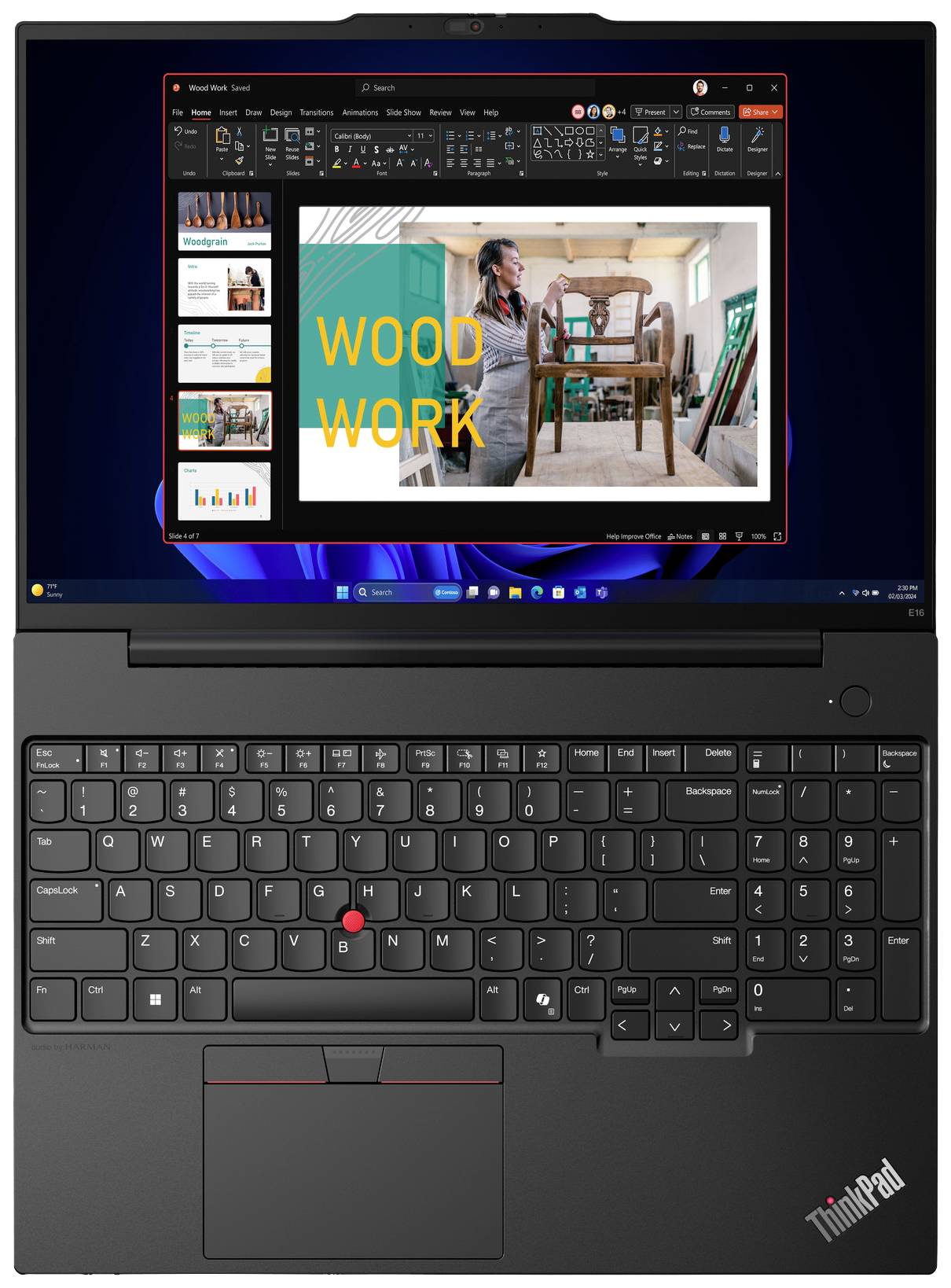 Laptop con una presentazione aperta sullo schermo. Un titolo della slide con 'WOOD WORK' e una foto di un uomo che lavora su mobili in legno.