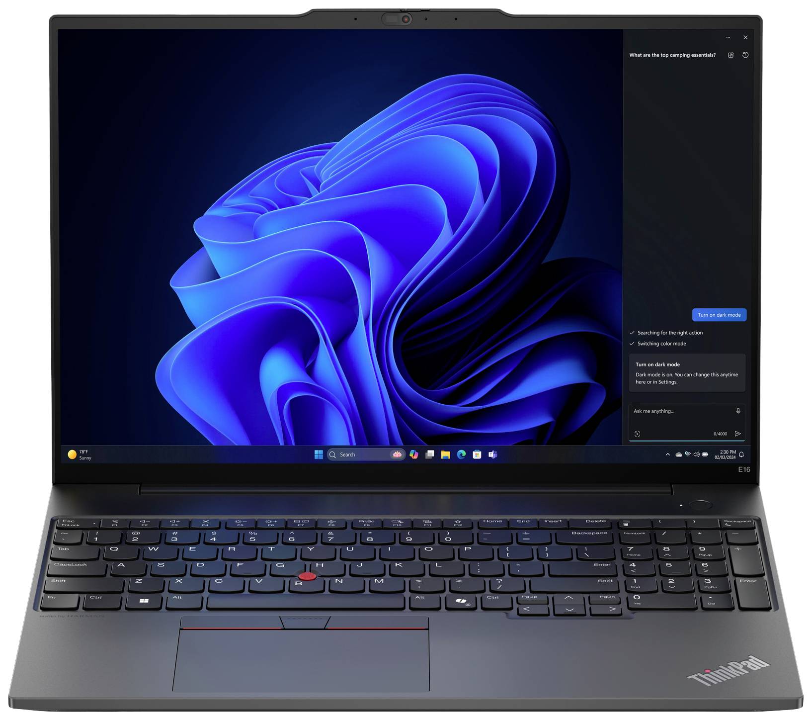 Un laptop con interfaccia del computer aperta mostra il sistema operativo Windows con uno sfondo blu ondulato.