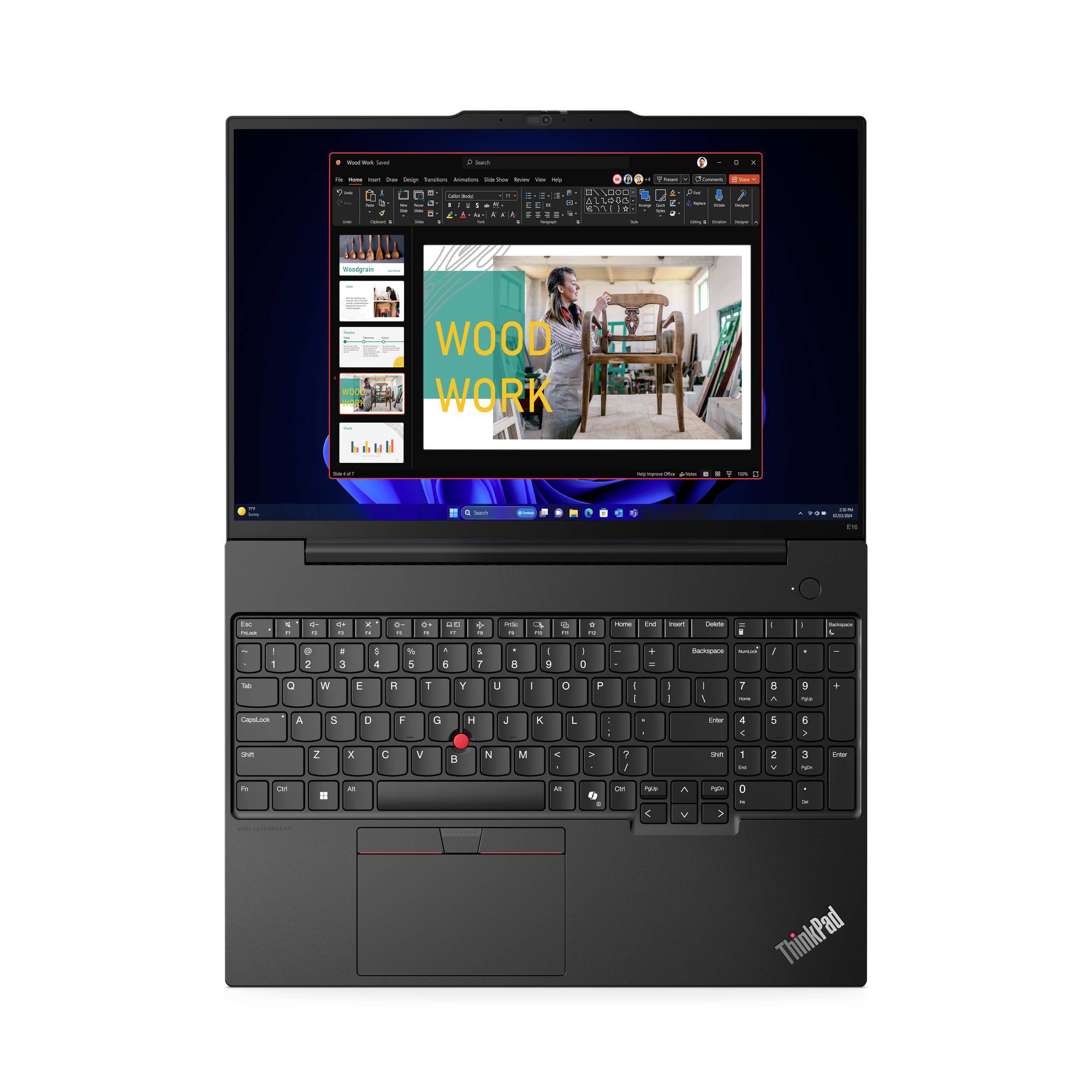 Un laptop aperto con una presentazione sullo schermo che mostra la parola 'WOOD WORK'. Il laptop ha una tastiera nera.