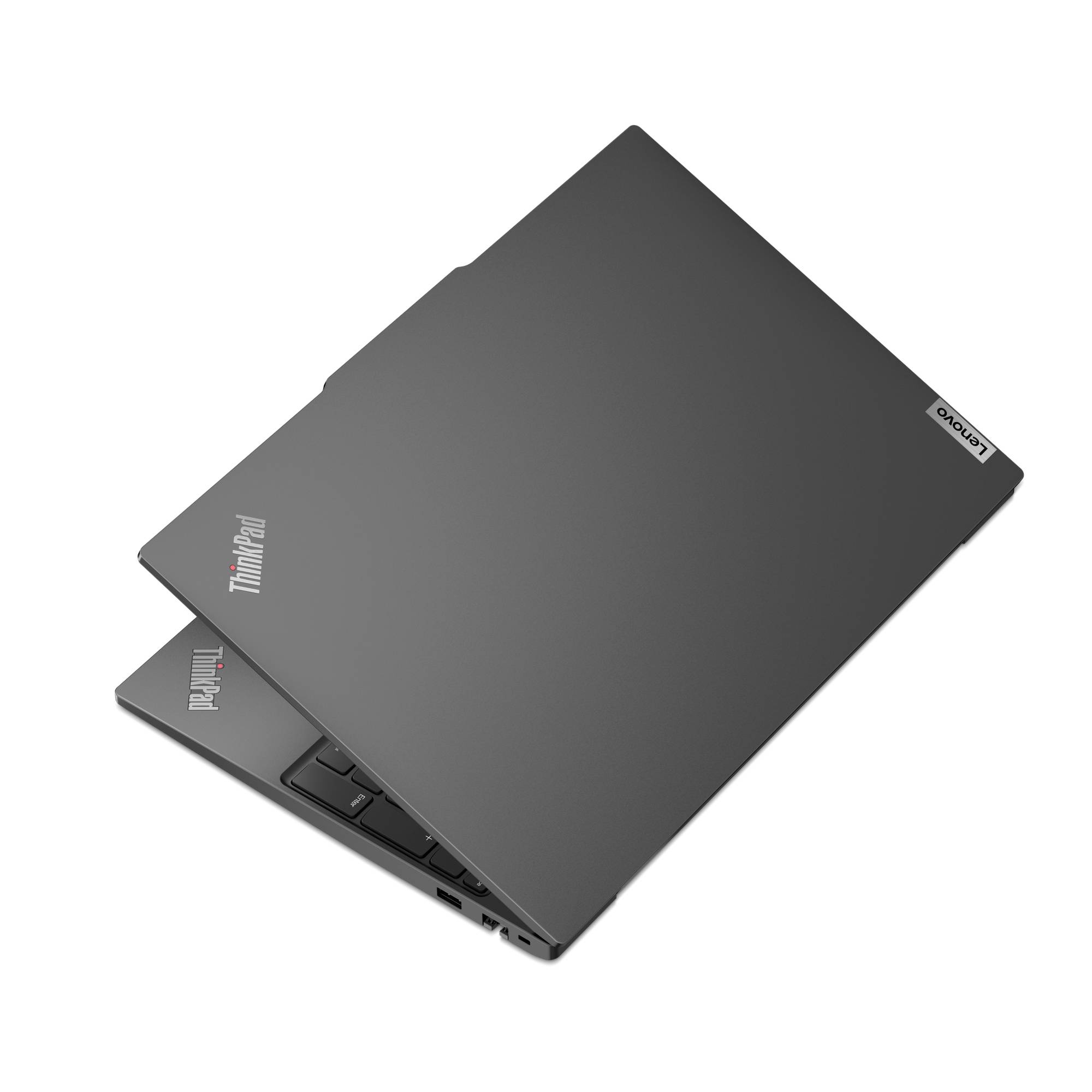 Un laptop grigio parzialmente aperto, visto dall'alto, con il logo 'ThinkPad' nell'angolo e il logo Lenovo sul lato.