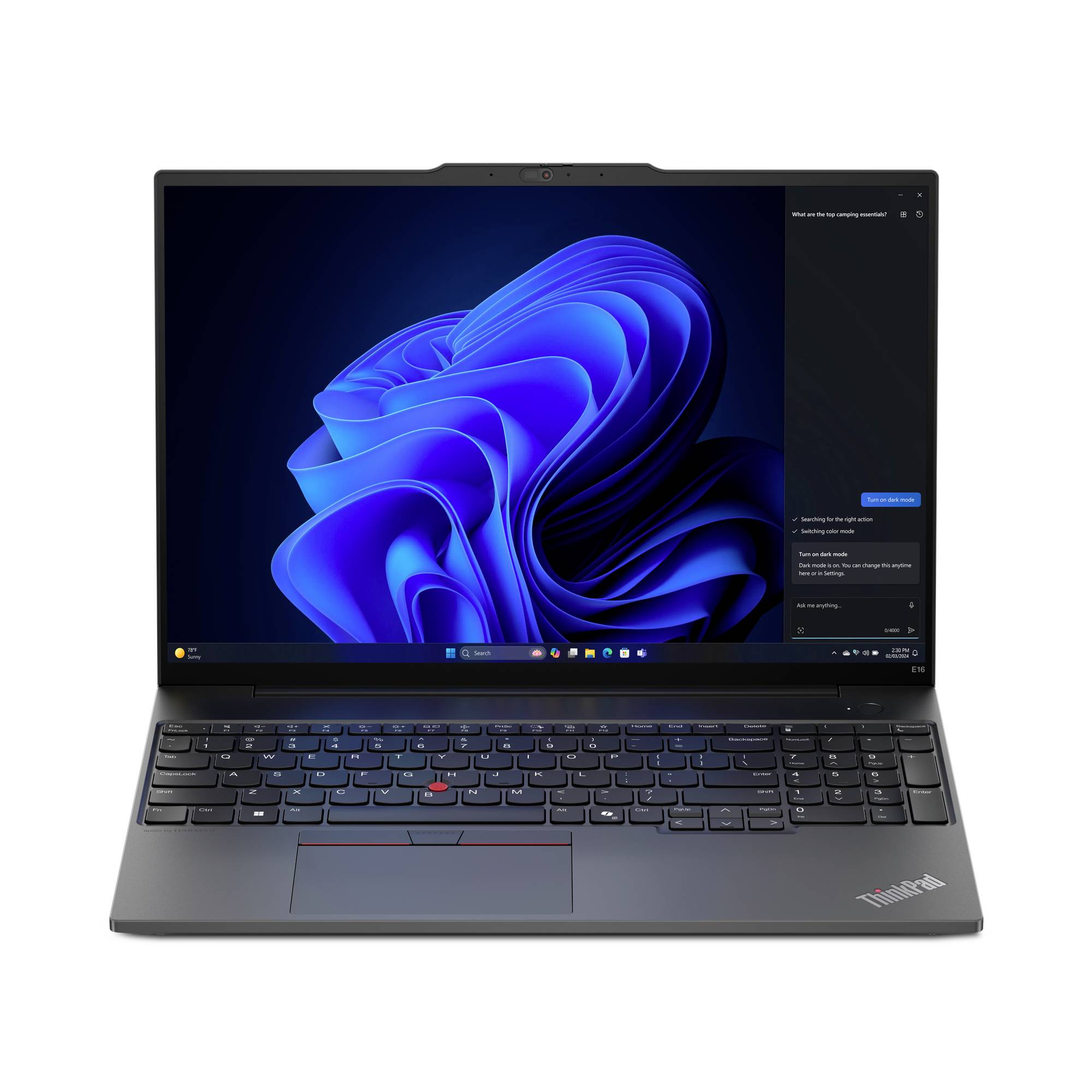 Un laptop con schermo aperto mostra il sistema operativo Windows 11. La tastiera è retroilluminata, e il logo ThinkPad è visibile.