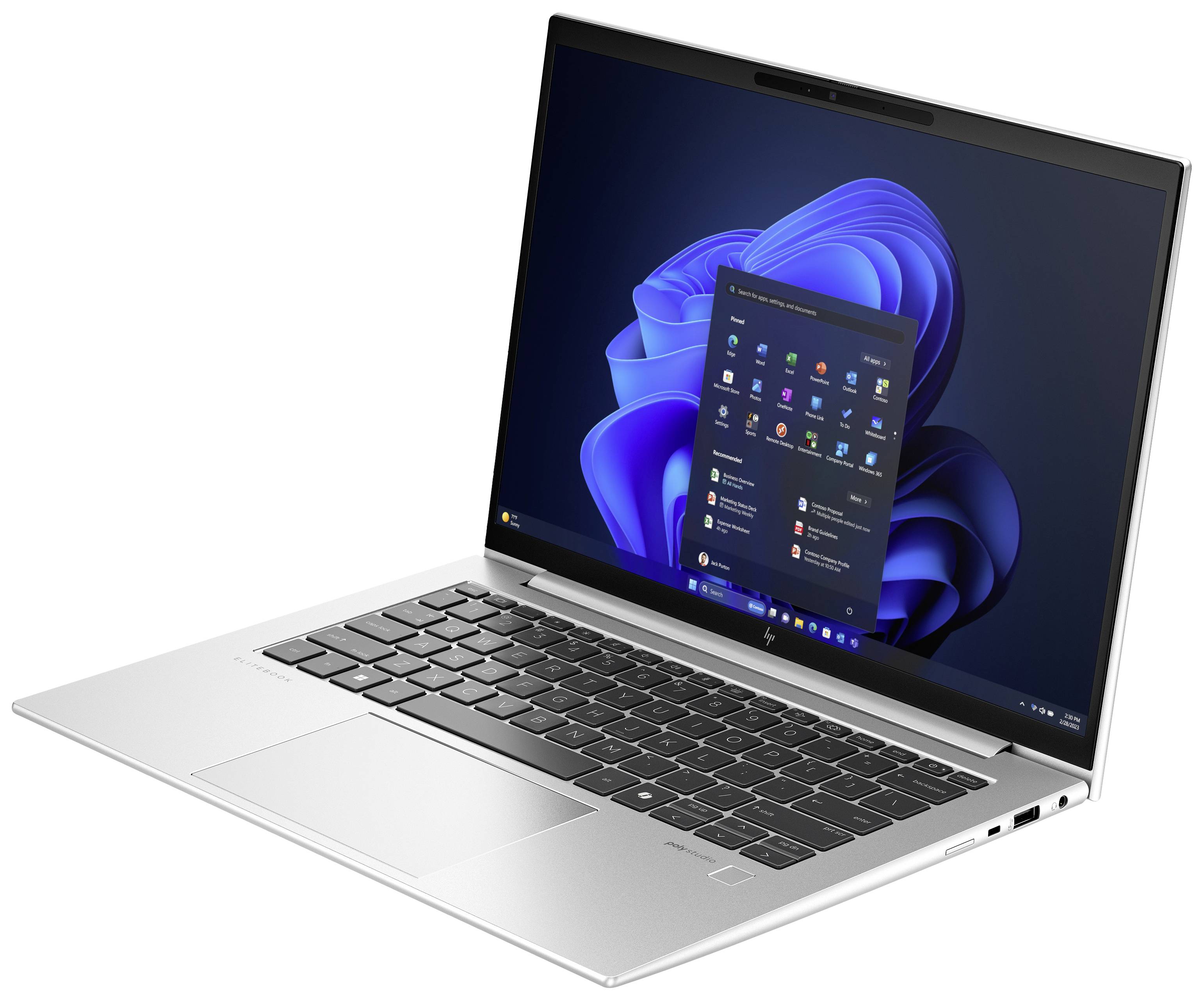 Un laptop aperto con un involucro argentato mostra lo schermo con il menu di avvio di Windows 11.