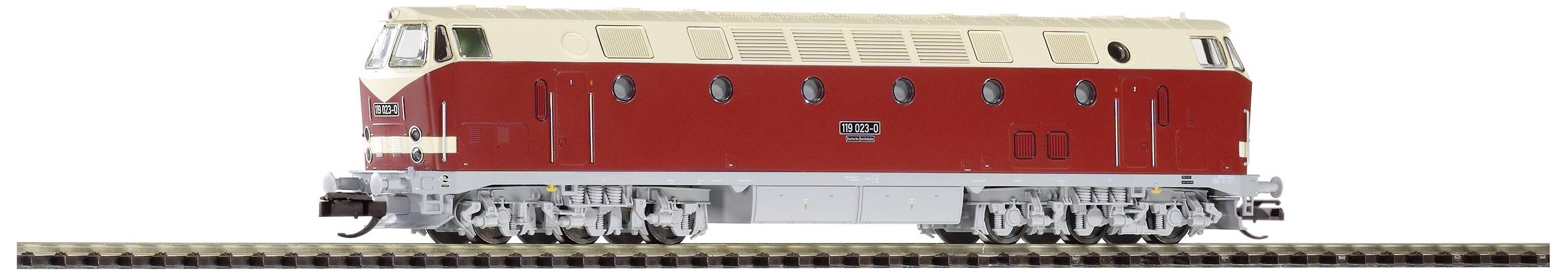 Locomotiva rossa e beige sui binari, raffigurata di lato.
