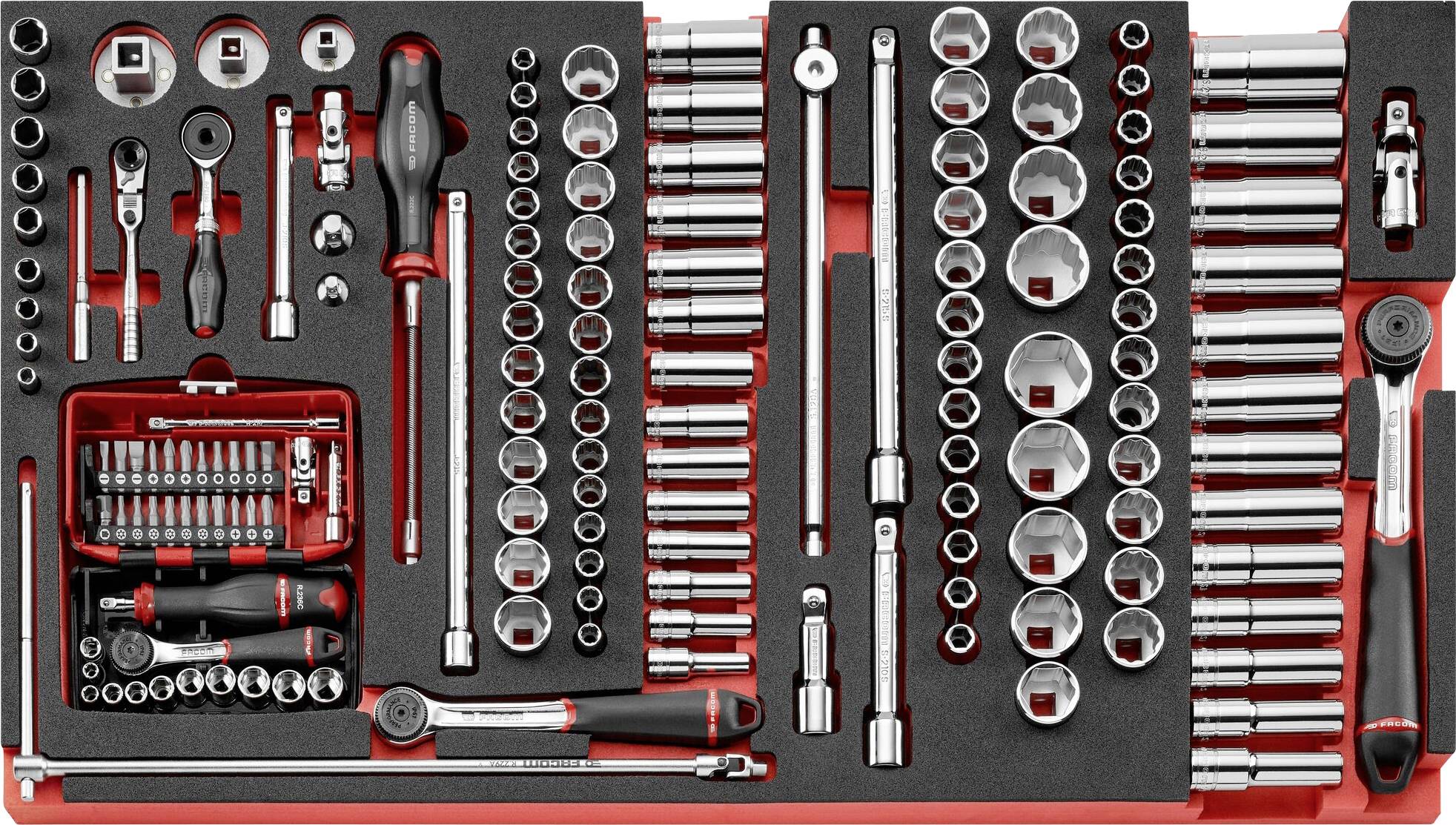 Un set di utensili composto da chiavi a bussola, cricchetti, prolunga e un cacciavite. Gli attrezzi sono disposti ordinatamente.