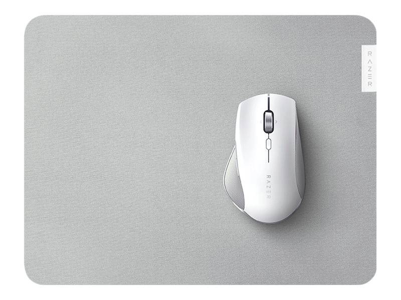 Mouse bianca wireless su un tappetino mouse grigio, design minimale di Razer.
