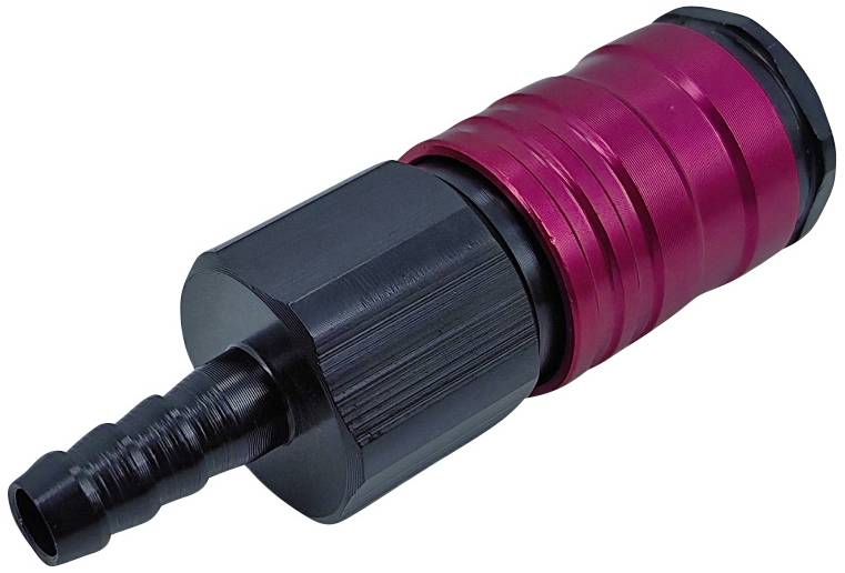 Raccordo rapido metallico, rosso e nero, con dettagli dentellati per il collegamento di tubi in sistemi liquidi.