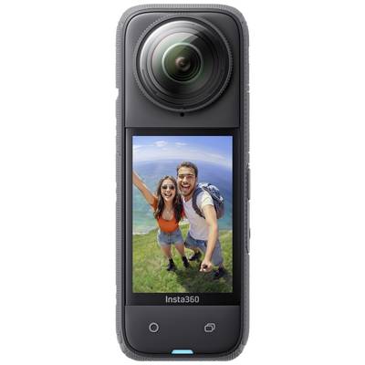 Fotocamera con un grande obiettivo e un display sulla parte anteriore. Il display mostra un selfie di due persone sorridenti che si trovano all'aperto.