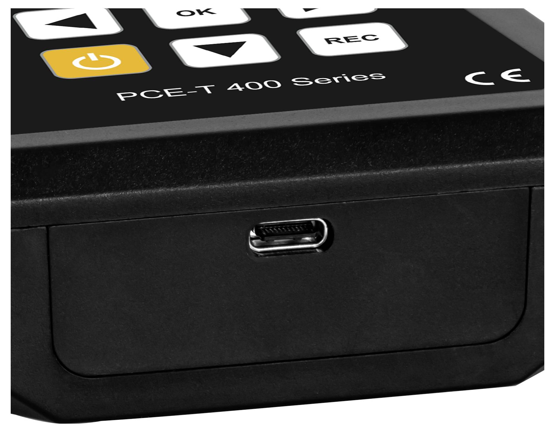 Primo piano di un dispositivo PCE-T 400 Series nero che mostra i pulsanti di controllo superiori, una porta USB-C e un pannello di accesso anteriore.