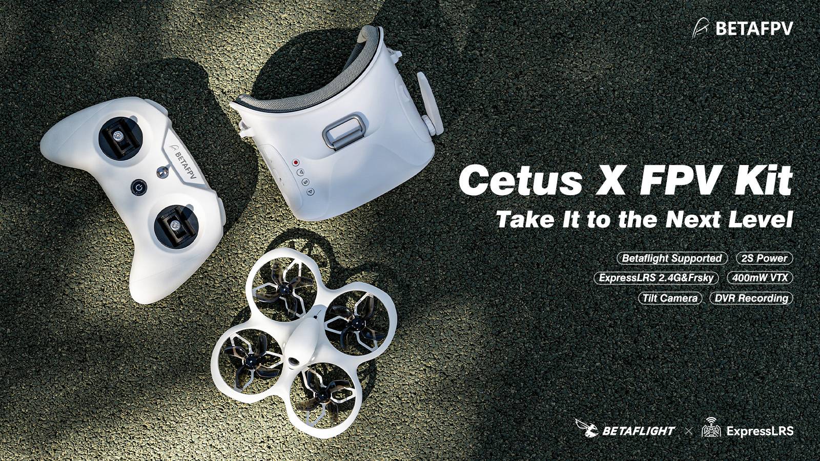 Drone-Set 'Cetus X FPV Kit' con telecomando e occhiali VR sull'asfalto. Slogan: 'Porta Tutto a un Livello Superiore'. Caratteristiche: Betaflight, ExpressLRS, Telecamera Inclinabile.