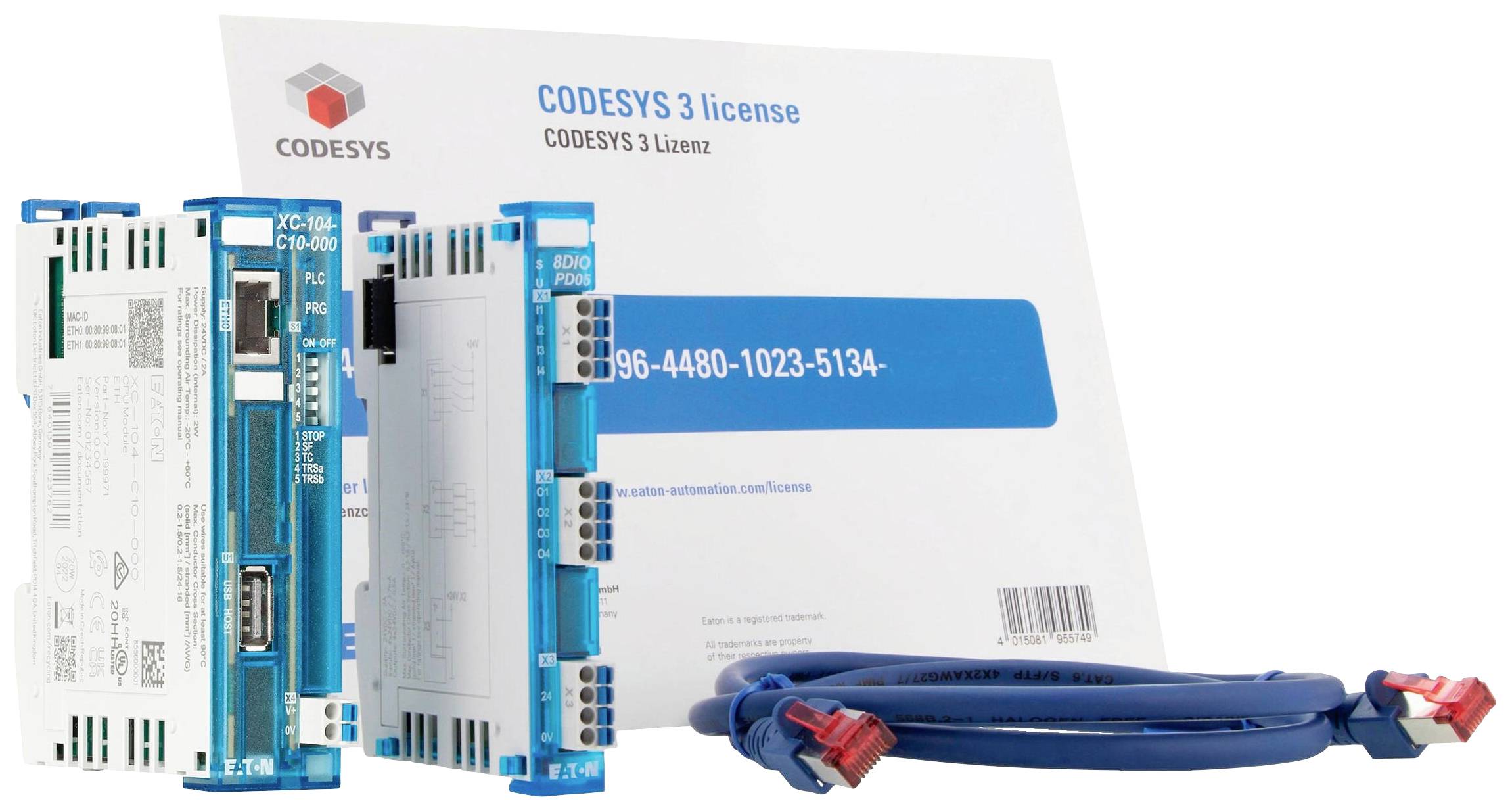 'Tre dispositivi elettronici blu accanto a un cavo e a una scheda di licenza CODESYS 3. I dispositivi sono destinati ad applicazioni industriali.'