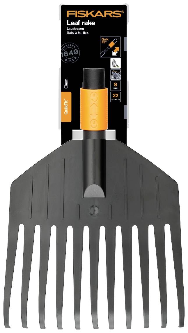 Un rastrello da foglie nero Fiskars con accenti arancioni. Sulla confezione sono visibili i loghi e le specifiche tecniche.