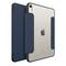 Vista posteriore di un iPad Air argento in una custodia protettiva pieghevole blu navy, con il logo Apple e la fotocamera visibili.