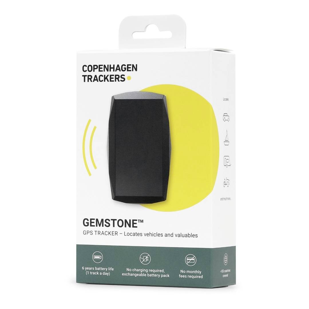 Tracker GPS 'Gemstone' di Copenhagen - Confezione. Scatola di cartone bianca con immagine del dispositivo nero sul davanti. Testo: '6 anni di batteria, nessun canone'.