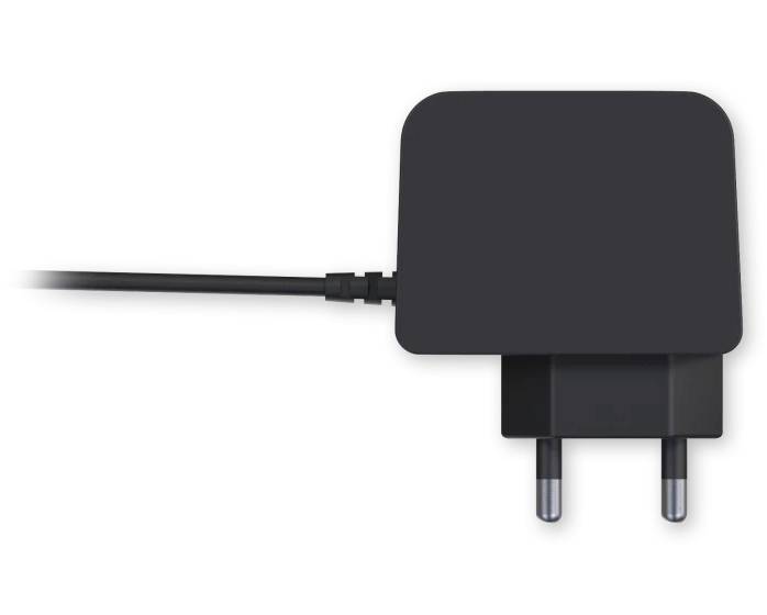 Alimentatore nero con spine per una presa a muro, collegato a un cavo. Utilizzato principalmente per l'alimentazione elettrica.