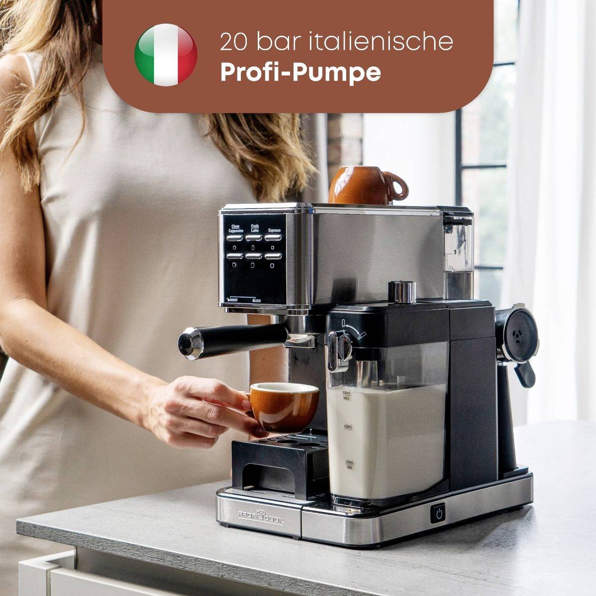 Signora versa il caffè da una macchina per espresso in argento con pressione da 20 bar in una tazza. Testo in alto: 'Pompa italiana professionale da 20 bar'.