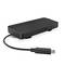 Un adattatore multiporta nero USB-C con diversi porte, inclusi HDMI e USB, è poggiato su una superficie piana.