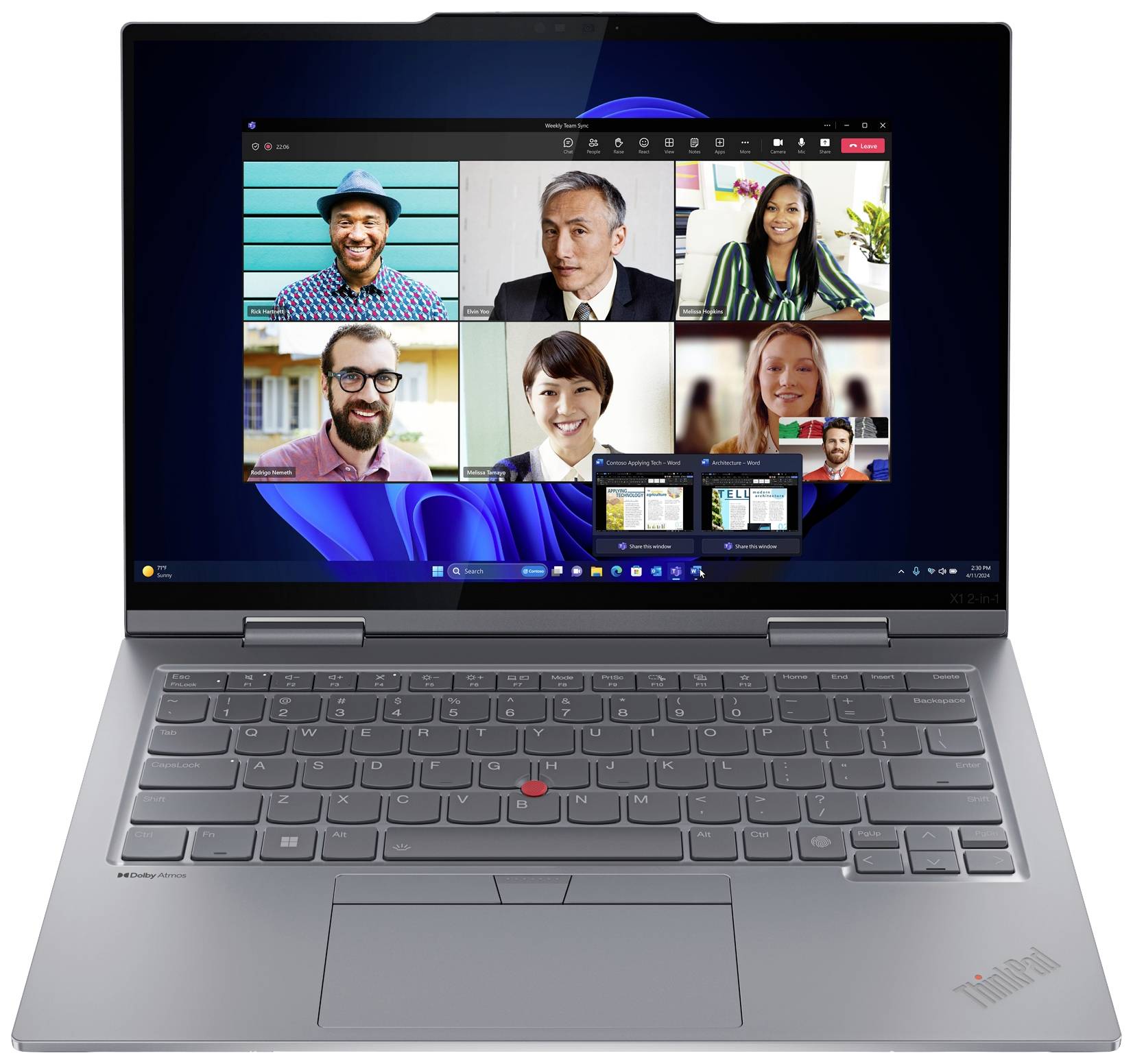 Un laptop mostra una videochiamata con sei persone sullo schermo. Tutti i partecipanti sorridono. Sulla barra delle applicazioni sono visibili alcune applicazioni aperte.