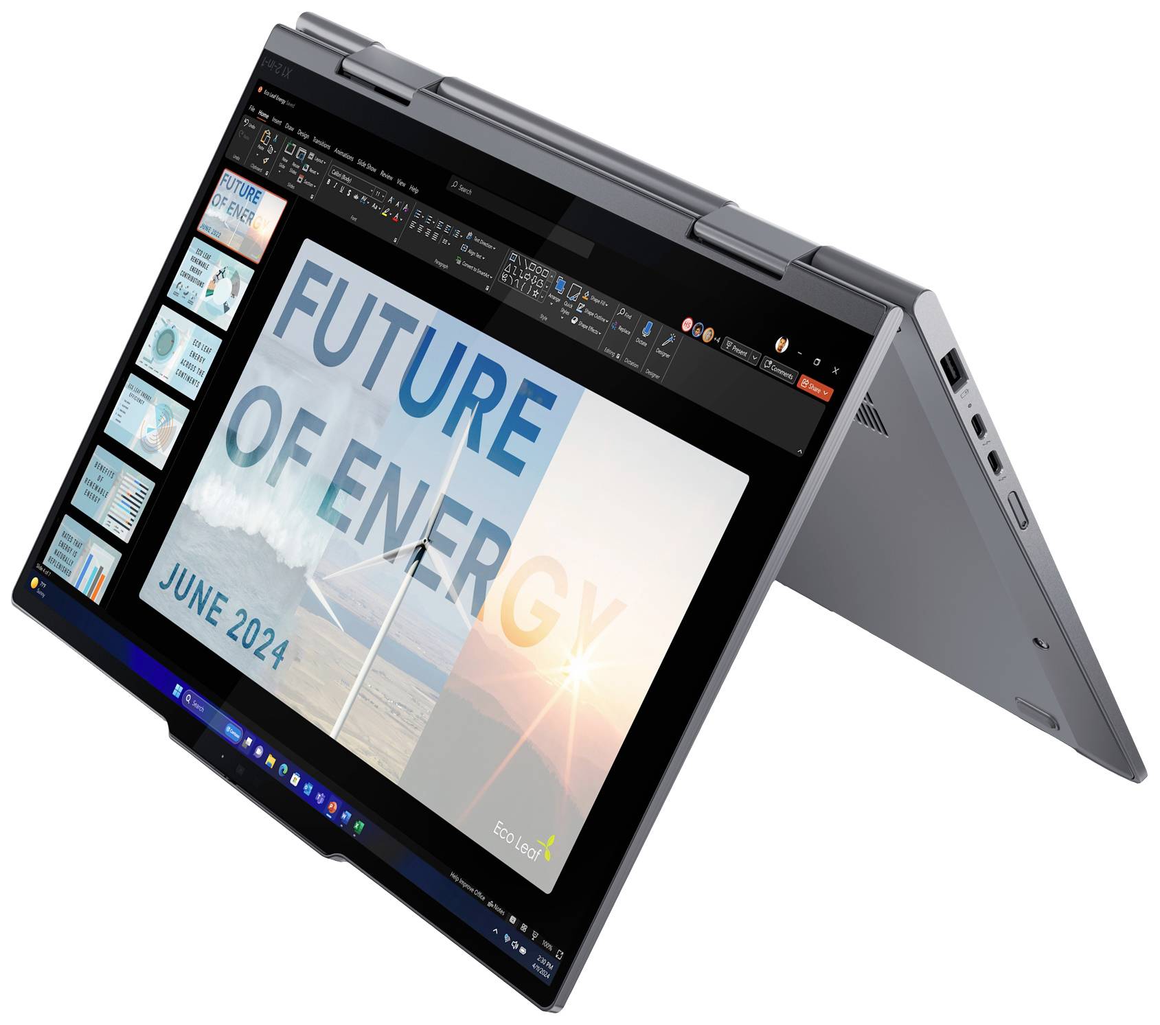 Laptop convertibile in modalità tenda mostra una presentazione con il titolo 'Futuro dell'Energia', un impianto eolico e la data 'Giugno 2024'.