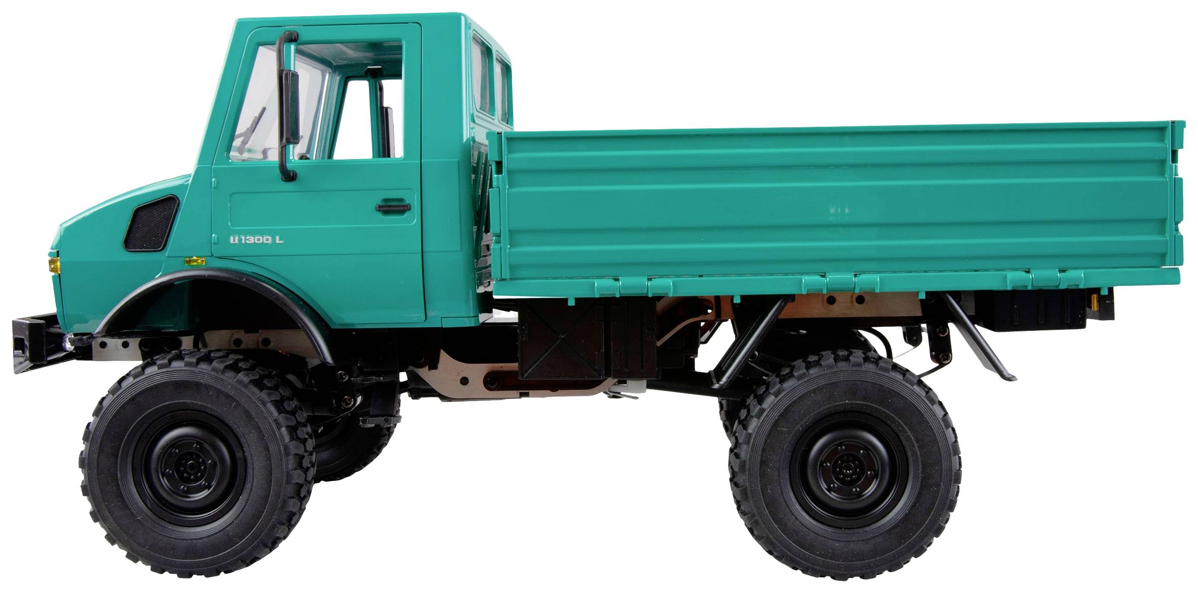 Un camion blu con grande superficie di carico e pneumatici da fuoristrada, visto di lato, su sfondo bianco.