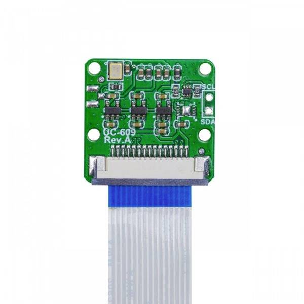 Piccola scheda elettronica verde con diversi componenti e un cavo a nastro sottostante.